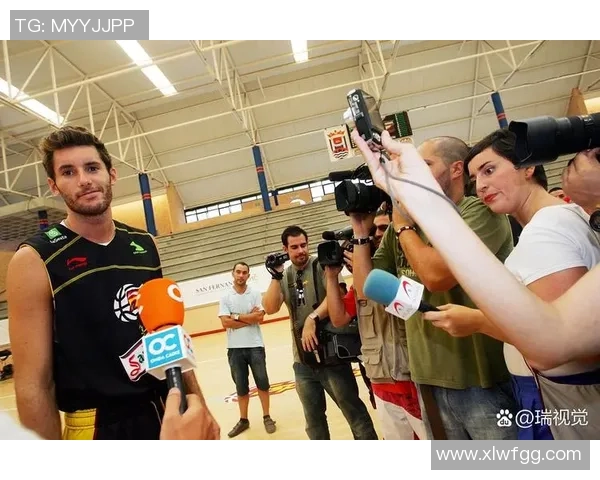 球星在激烈对抗中意外受伤倒地引发全场球迷紧张关注