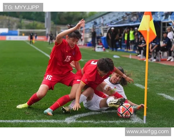 给中国女足送足球球星的背后故事：他们为何选择为女足加油助力